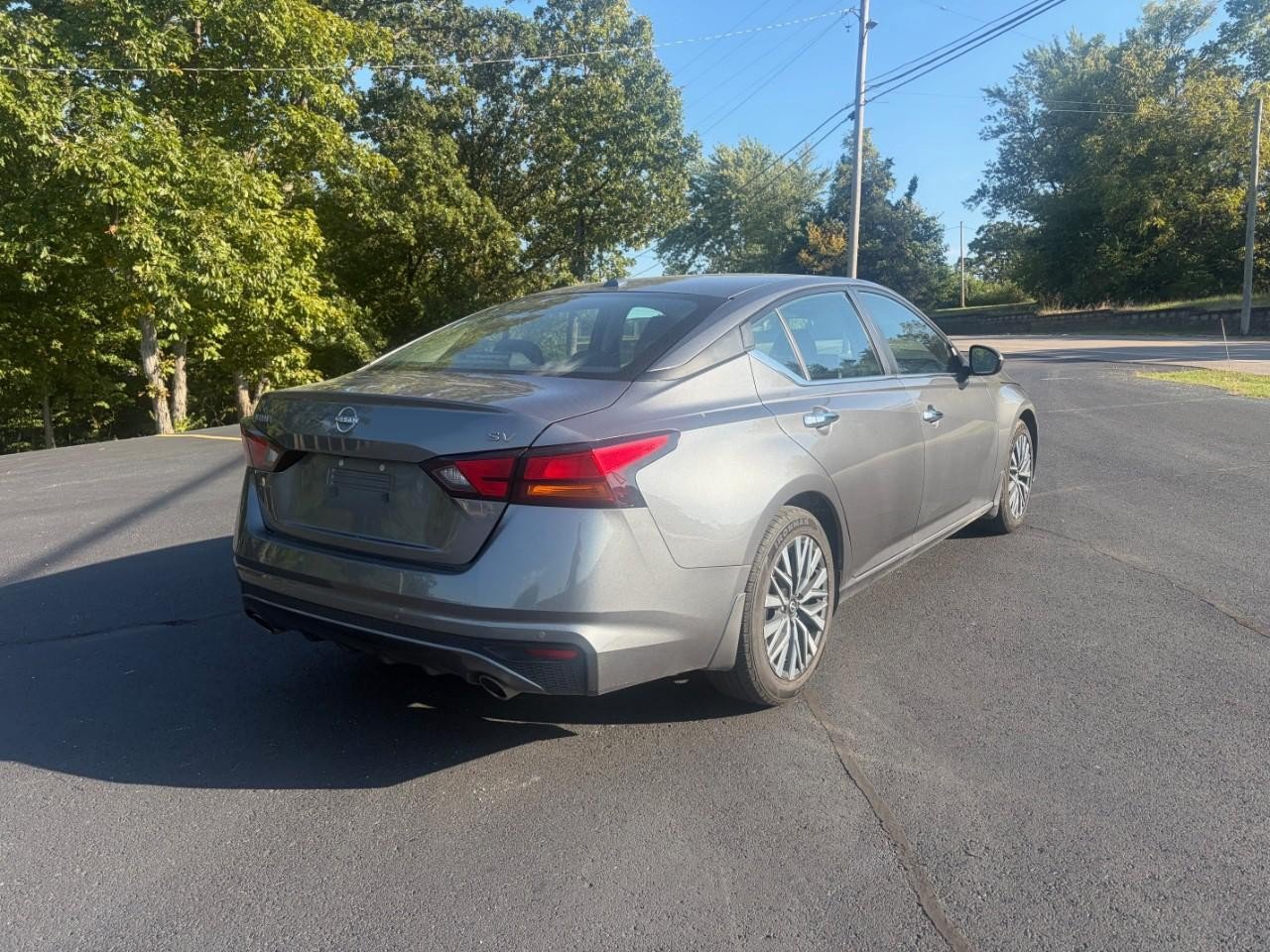 Used 2024 Nissan Altima 2.5 SV w/ SV Premium Package FWD image 3