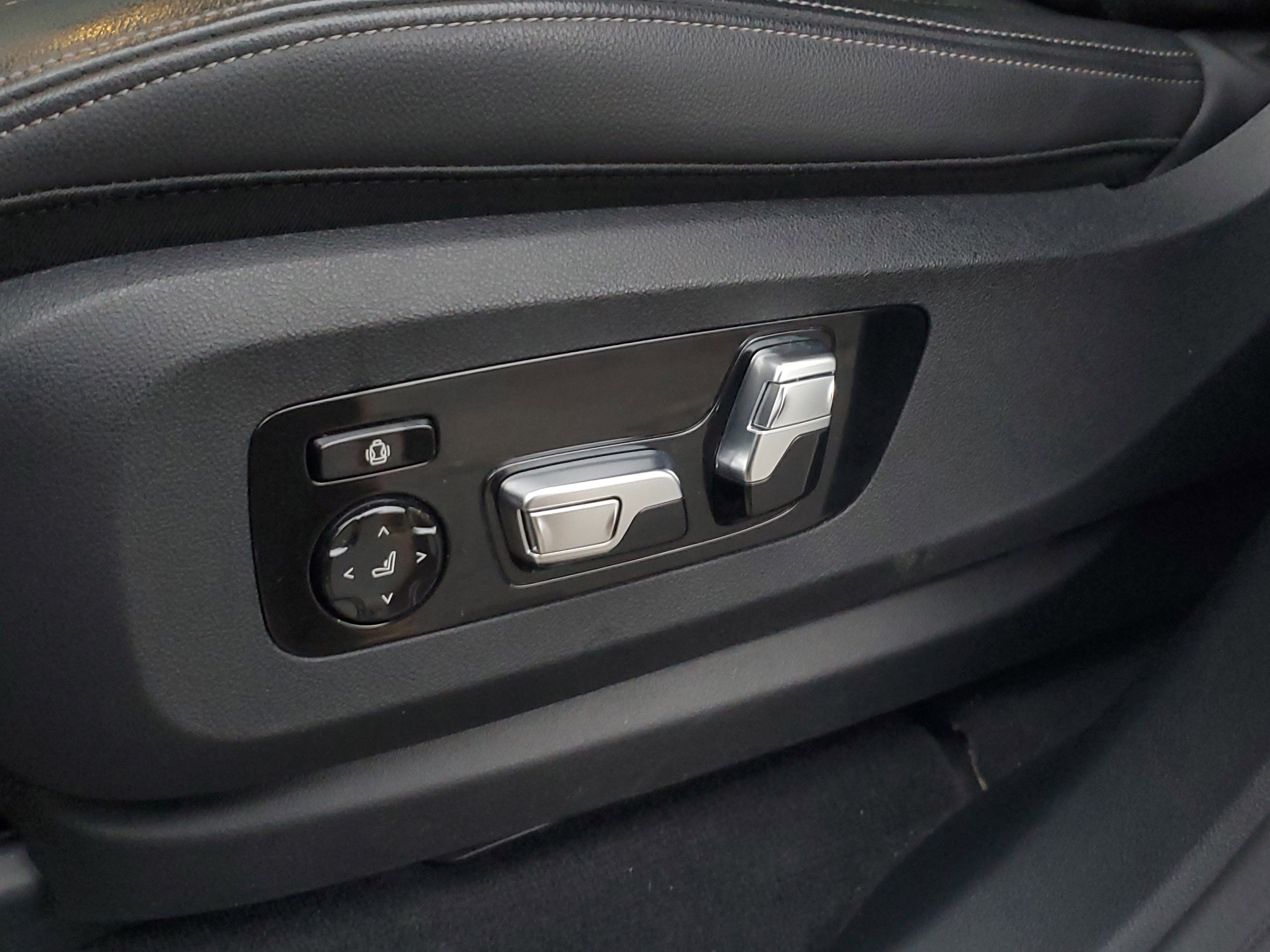 Used 2019 BMW X5 xDrive50i w/ M Sport Package image 18