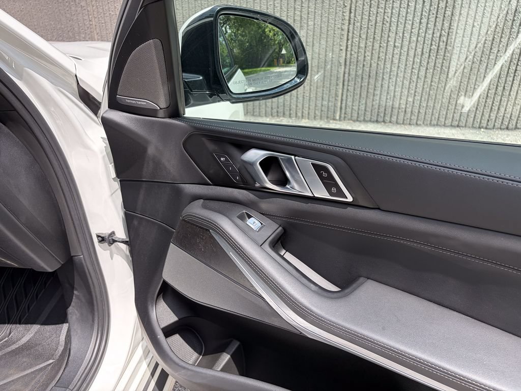 Used 2023 BMW X7 xDrive40i w/ M Sport Package AWD/4WD image 40