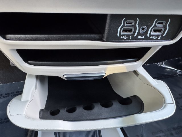 Used 2024 Chrysler Pacifica Limited FWD image 29