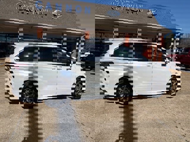 Used 2024 Toyota Sienna XLE image 7