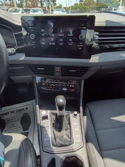 Used 2025 Volkswagen Jetta SE FWD image 21