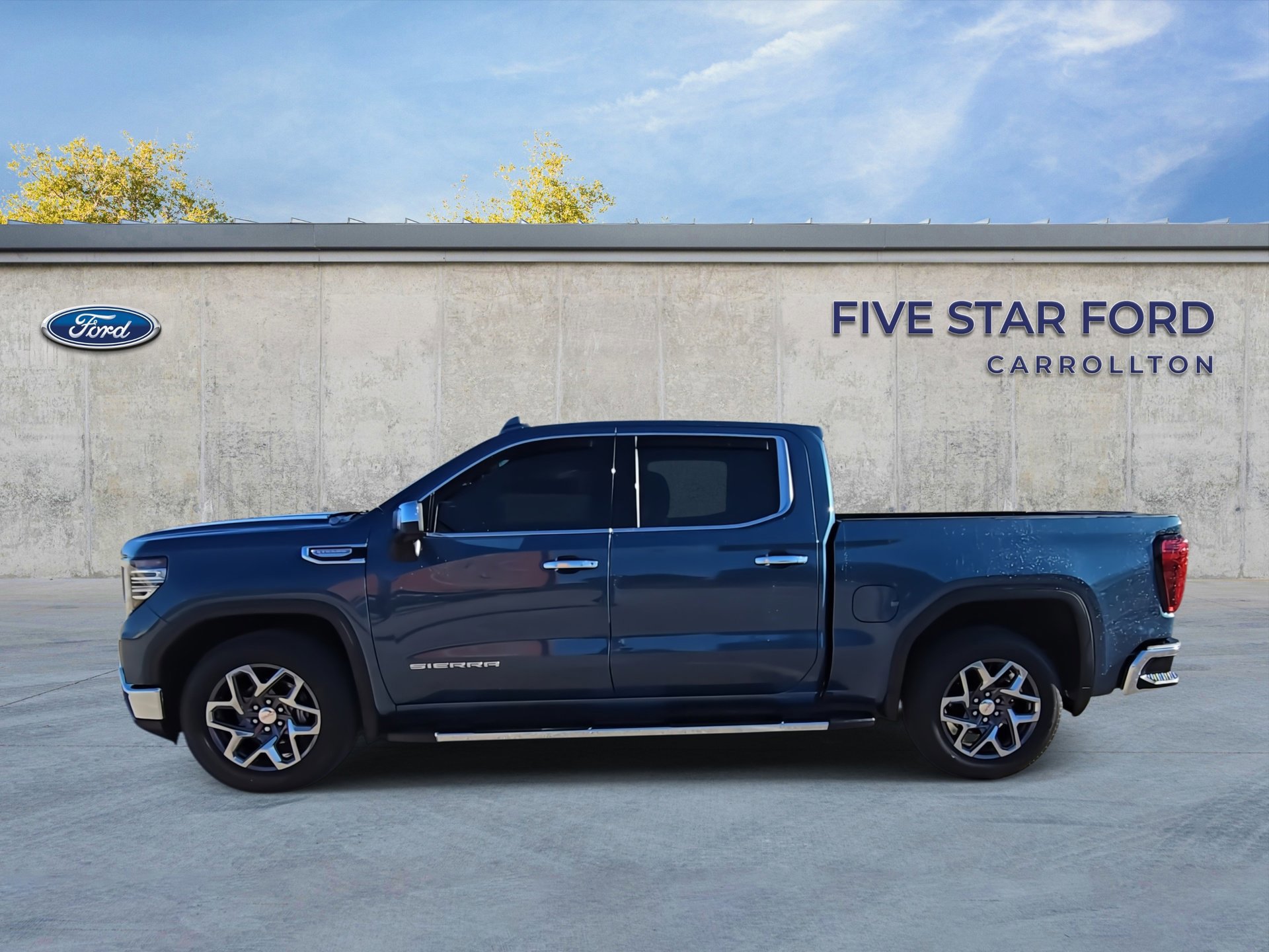 Used 2024 GMC Sierra 1500 SLT image 2