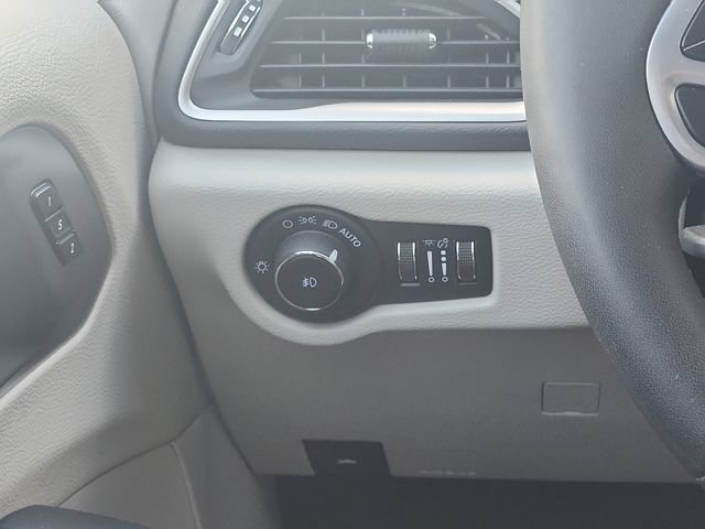 Used 2023 Chrysler Pacifica Touring-L FWD image 12