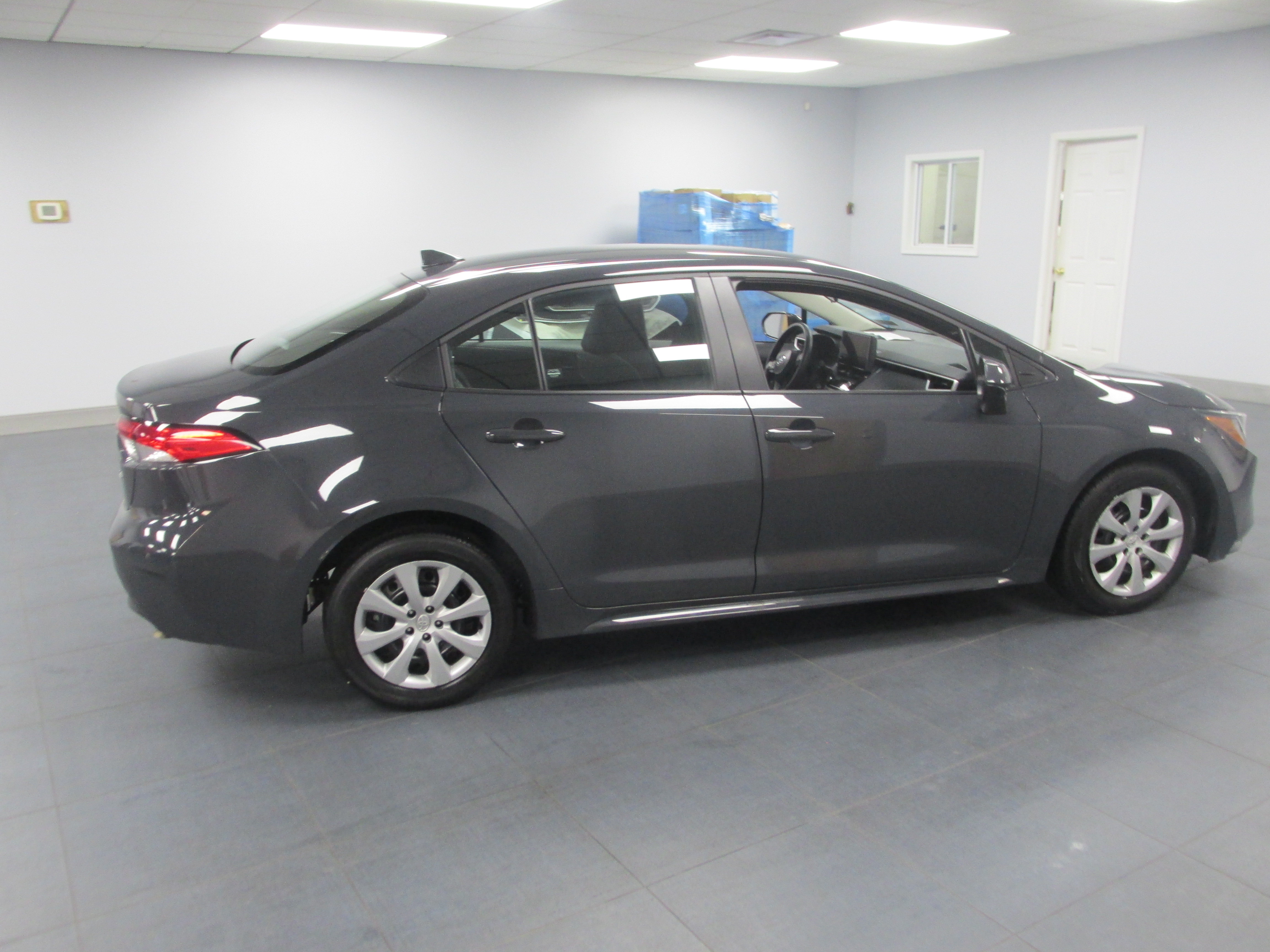 Used 2025 Toyota Corolla LE FWD image 4