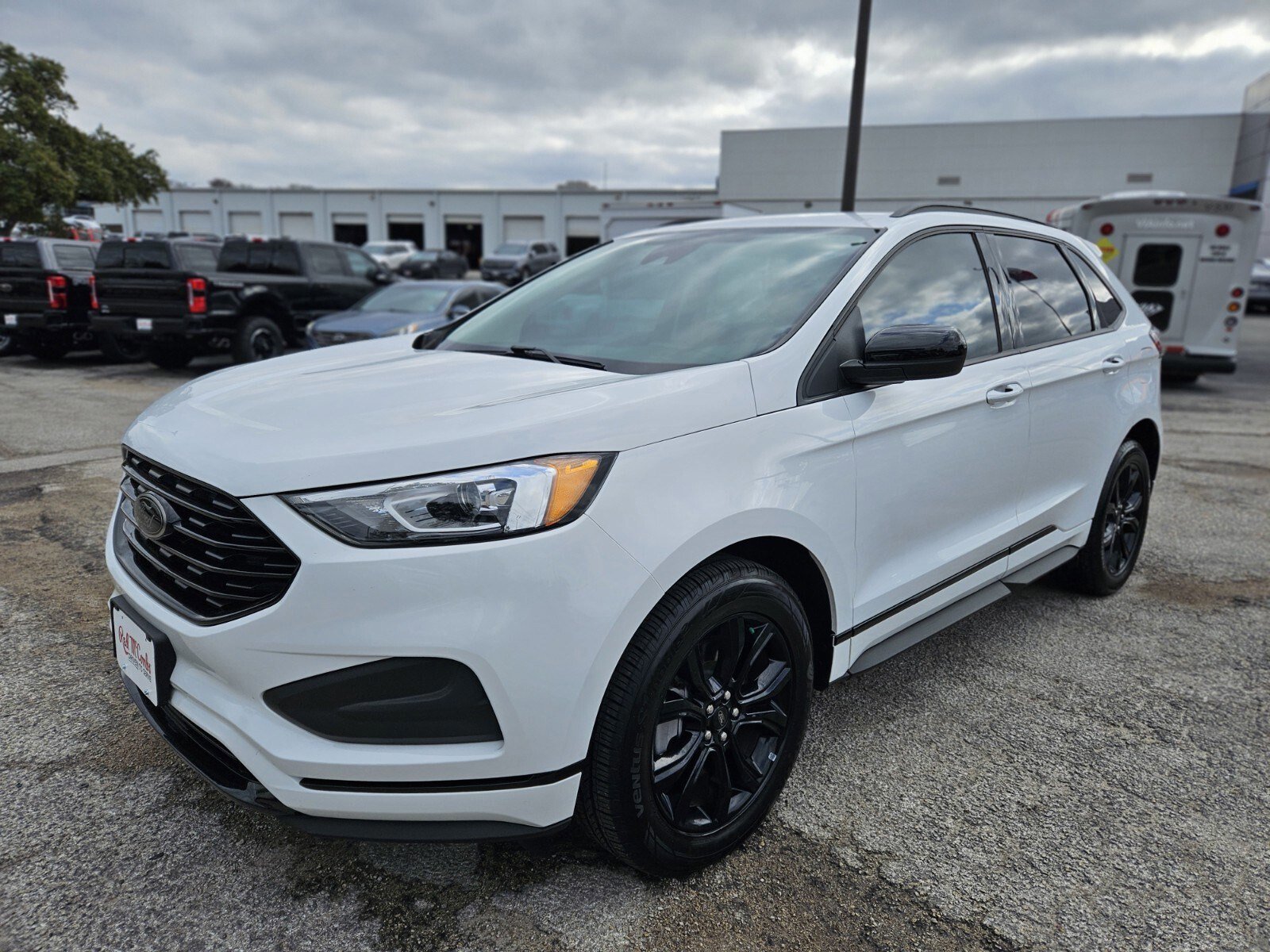 Certified 2024 Ford Edge SE w/ Black Appearance Package image 7