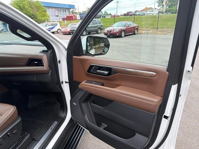 Used 2025 Chevrolet Suburban High Country AWD/4WD image 25