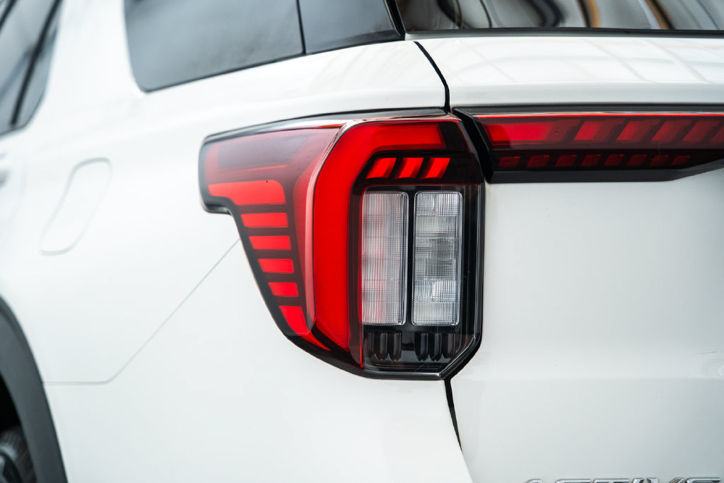 Certified 2025 Ford Explorer Active w/ Active Comfort Package AWD/4WD image 8