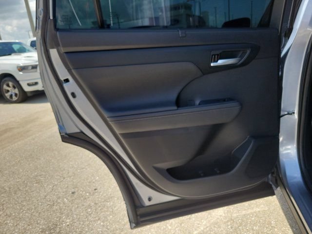 Used 2023 Toyota Highlander XLE FWD image 15