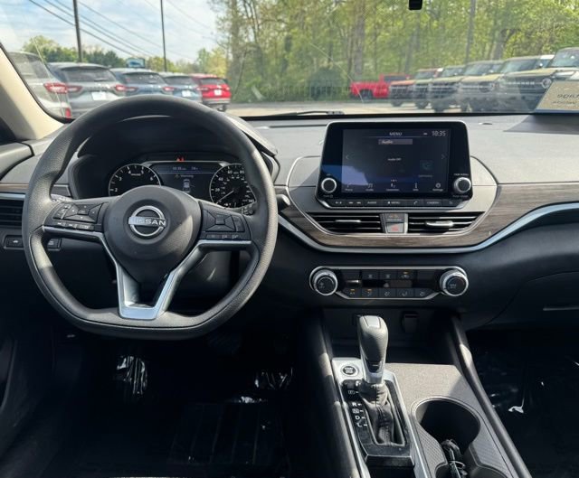 Used 2025 Nissan Altima 2.5 SV FWD image 17