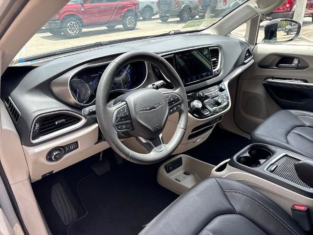Used 2024 Chrysler Pacifica Touring-L FWD image 6