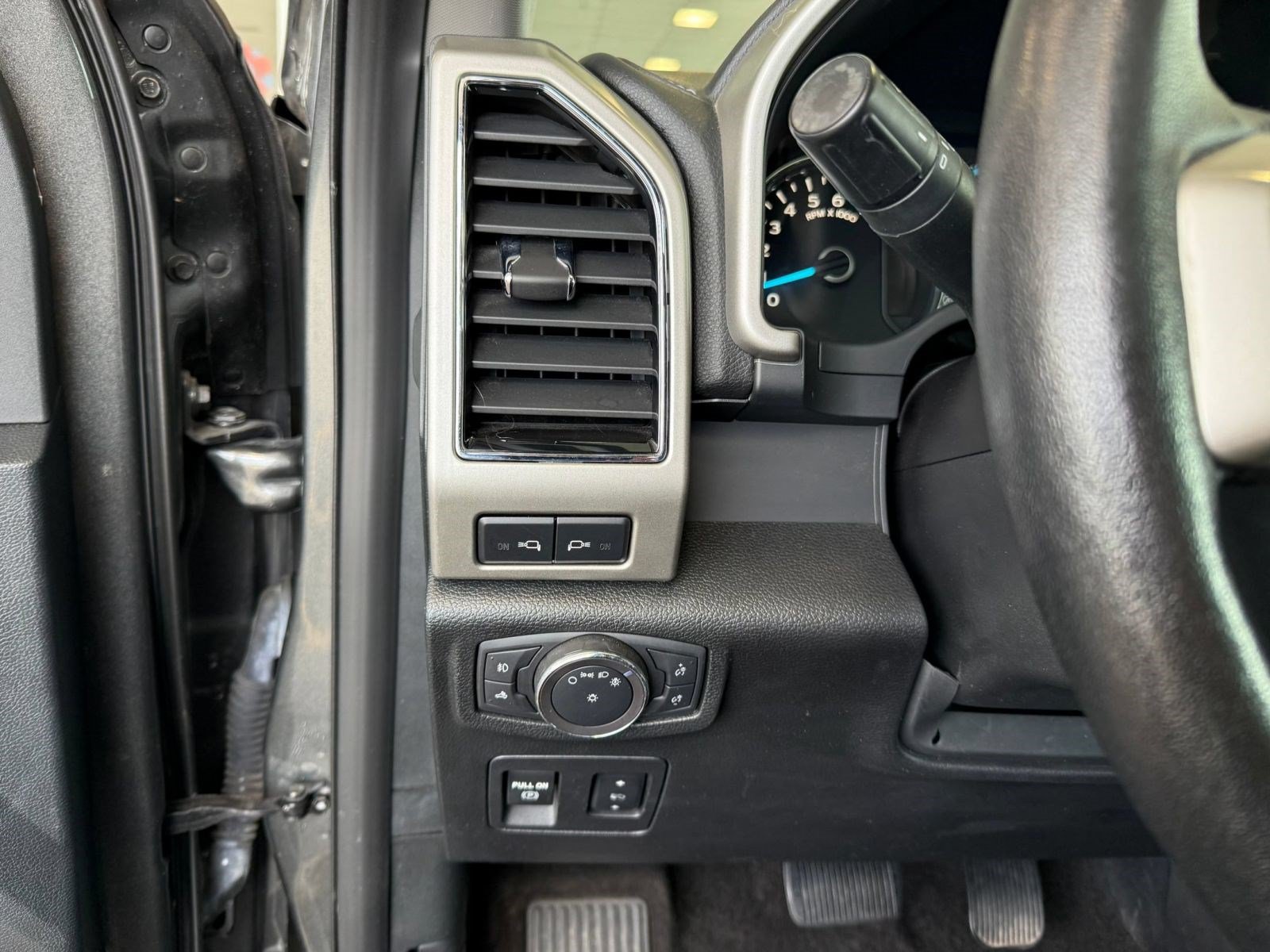 Certified 2019 Ford F150 Lariat w/ Equipment Group 502A Luxury AWD/4WD image 22