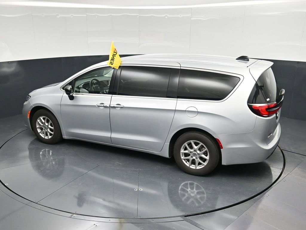 Used 2024 Chrysler Pacifica Touring-L FWD image 53