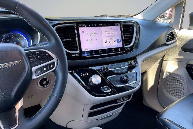 Used 2023 Chrysler Pacifica Touring-L FWD image 6