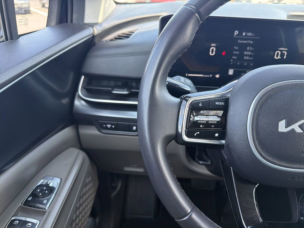 Used 2025 Kia Carnival FWD image 29