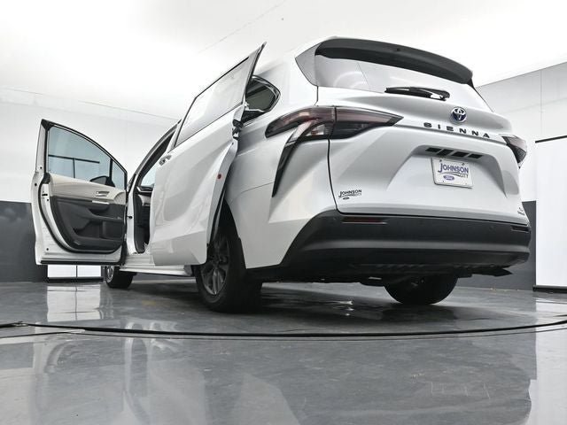 Used 2024 Toyota Sienna XLE FWD image 41