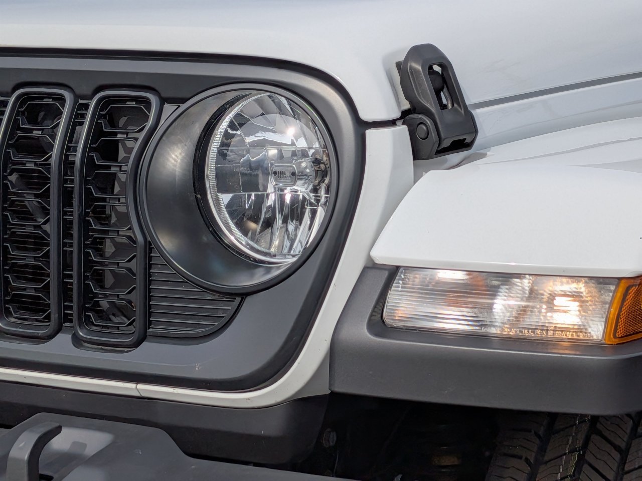 Used 2024 Jeep Gladiator Sport AWD/4WD image 10