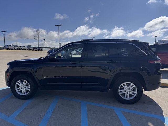 Used 2023 Jeep Grand Cherokee Laredo image 5