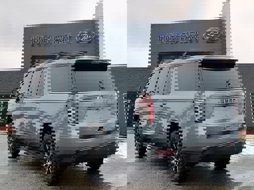 Used 2021 Chevrolet Suburban RST w/ Luxury Package image 5