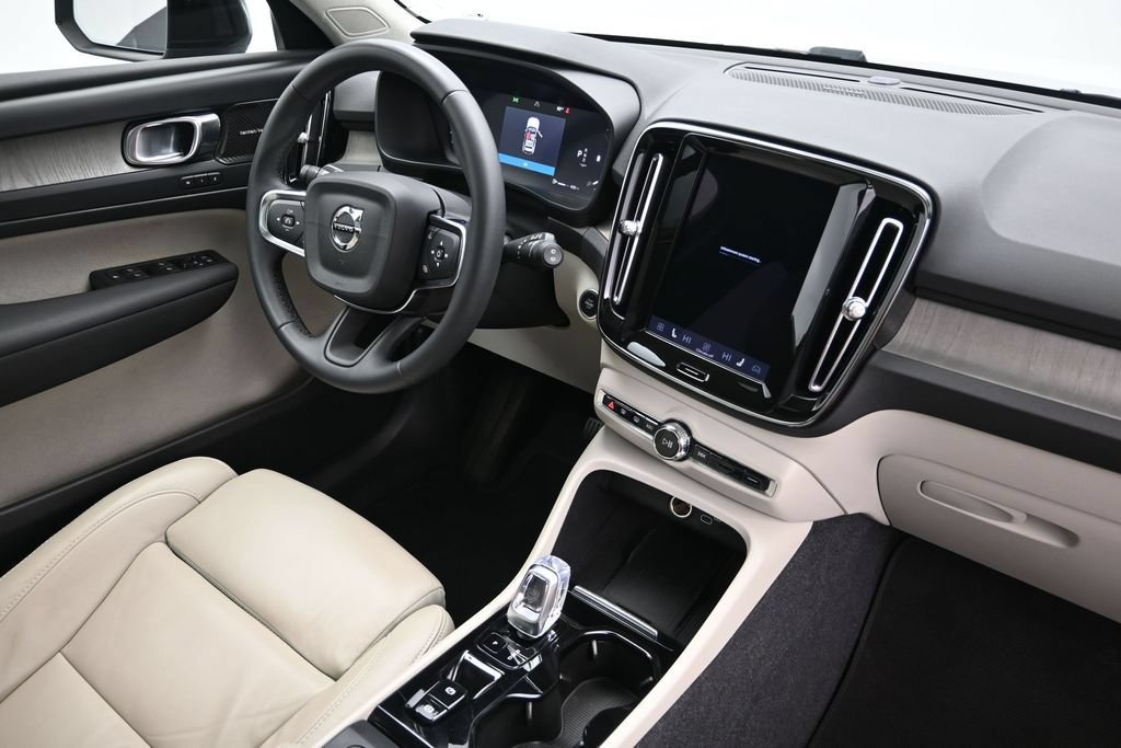 Used 2023 Volvo XC40 B4 Ultimate FWD image 17