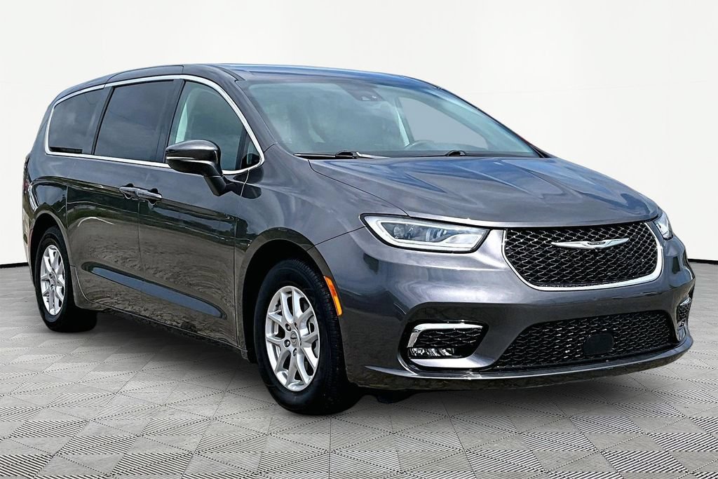 Used 2023 Chrysler Pacifica Touring-L FWD image 12