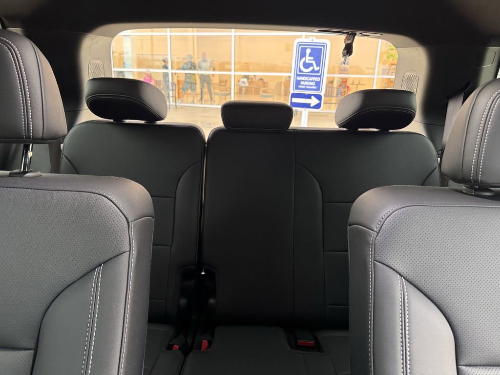 Used 2025 Chevrolet Traverse LT image 34