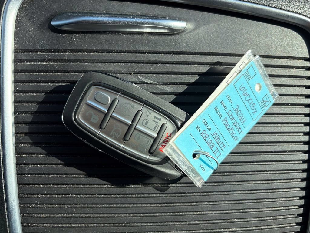 Used 2024 Chrysler Pacifica Limited FWD image 34