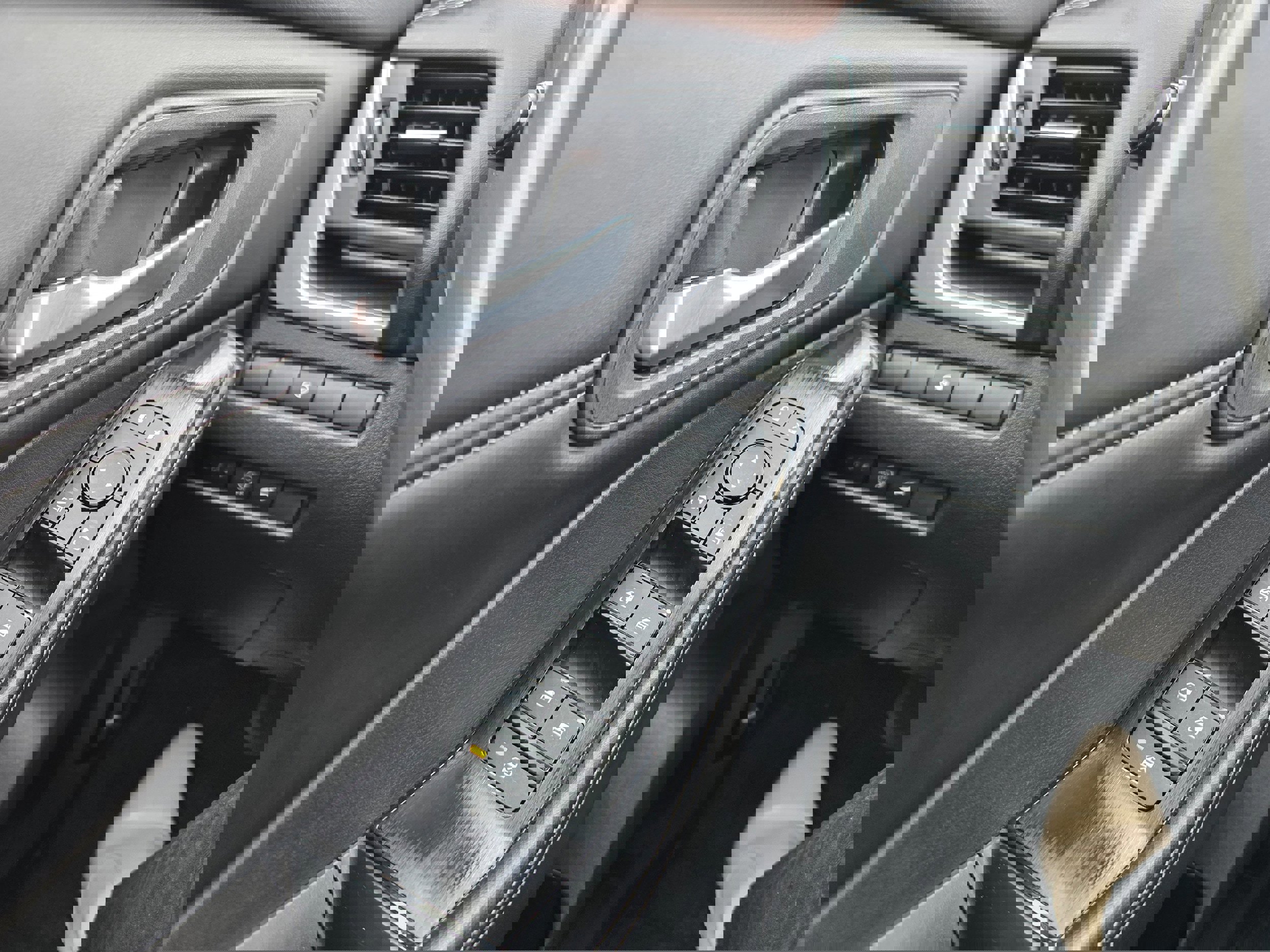 Used 2023 Nissan Rogue SV w/ SV Premium B Package image 18