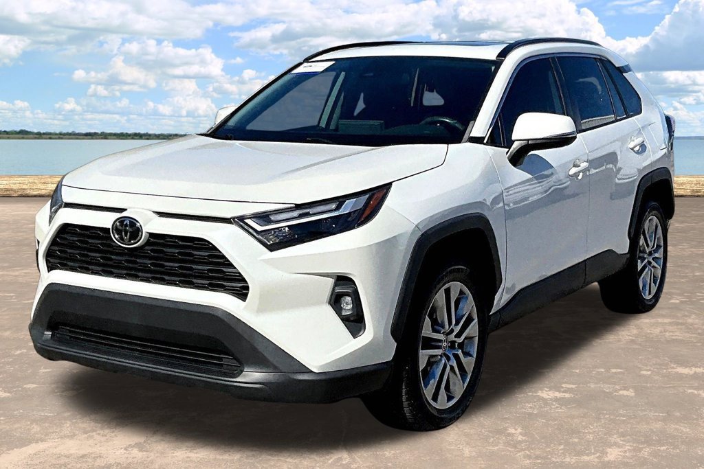 Used 2022 Toyota RAV4 XLE Premium FWD image 4