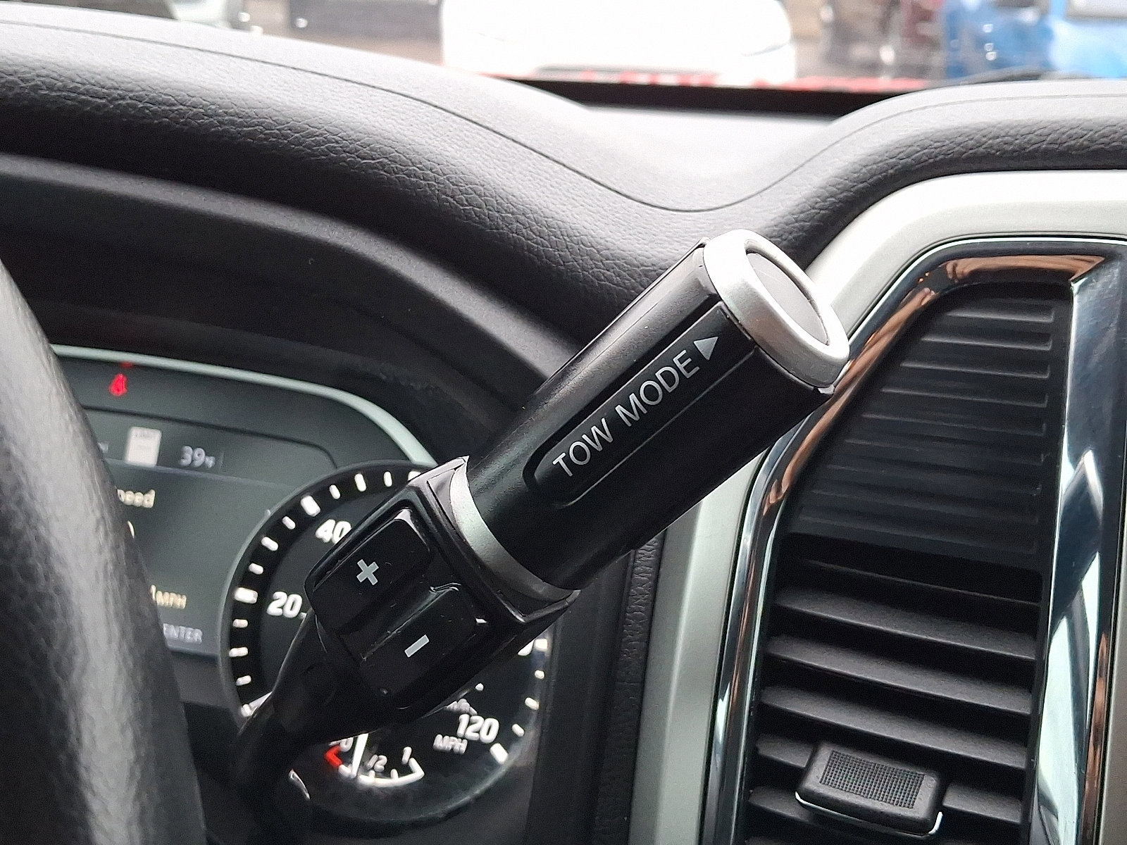 Used 2020 Nissan Titan SV w/ SV Convenience Package image 14