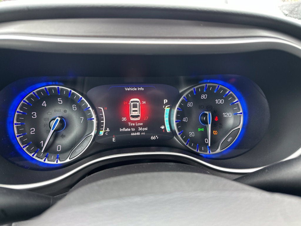 Used 2023 Chrysler Pacifica Touring-L FWD image 16