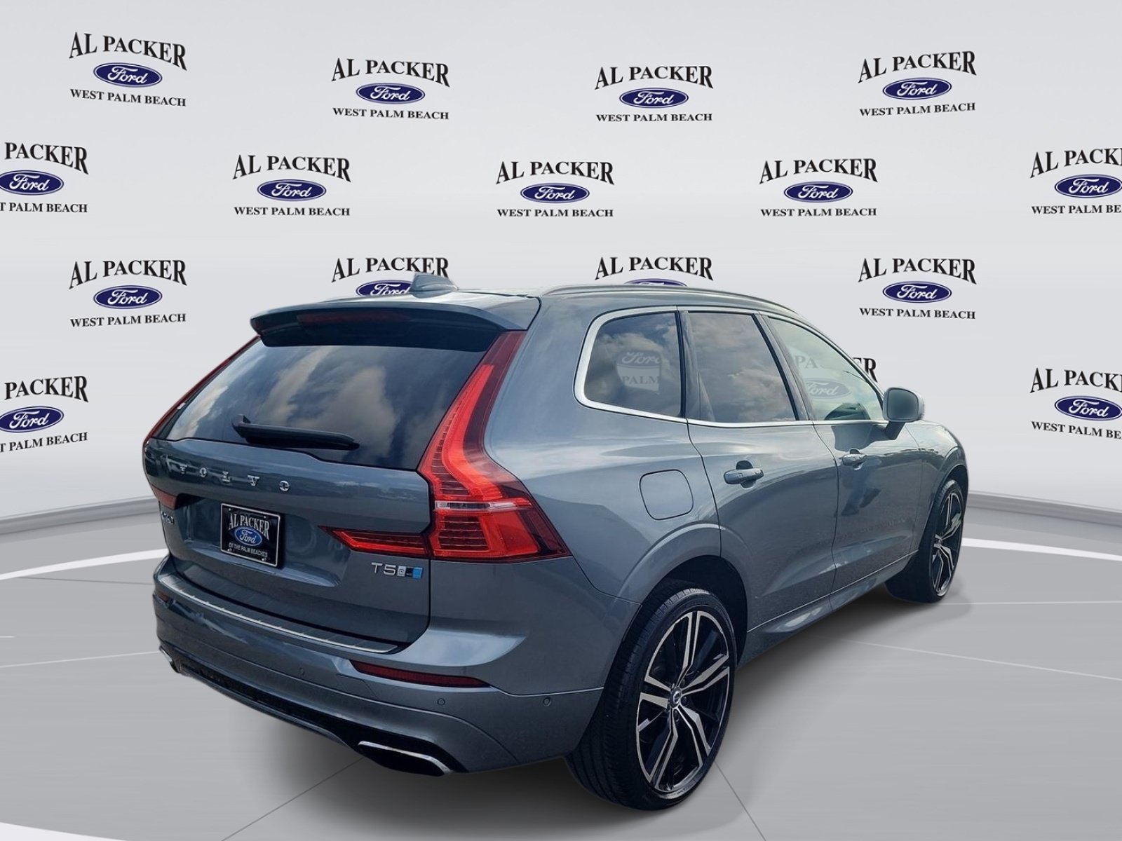 Used 2018 Volvo XC60 T5 R-Design w/ Convenience Package AWD/4WD image 6