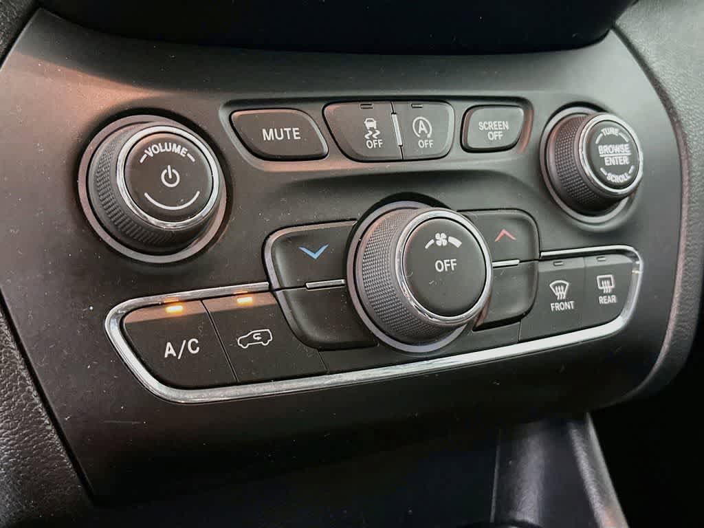 Used 2019 Jeep Cherokee Latitude w/ Popular Appearance Group FWD image 17