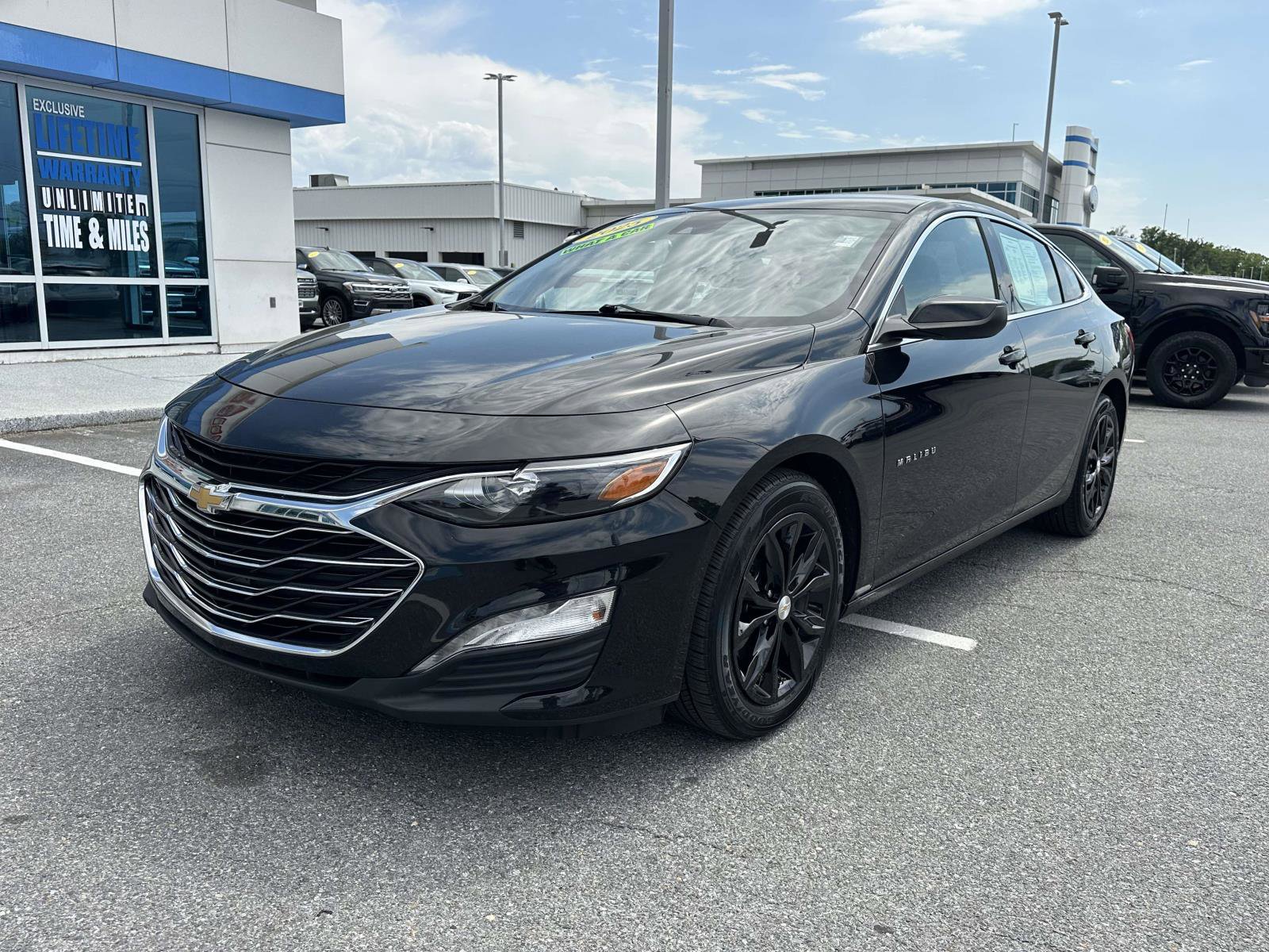Used 2025 Chevrolet Malibu LT FWD image 3
