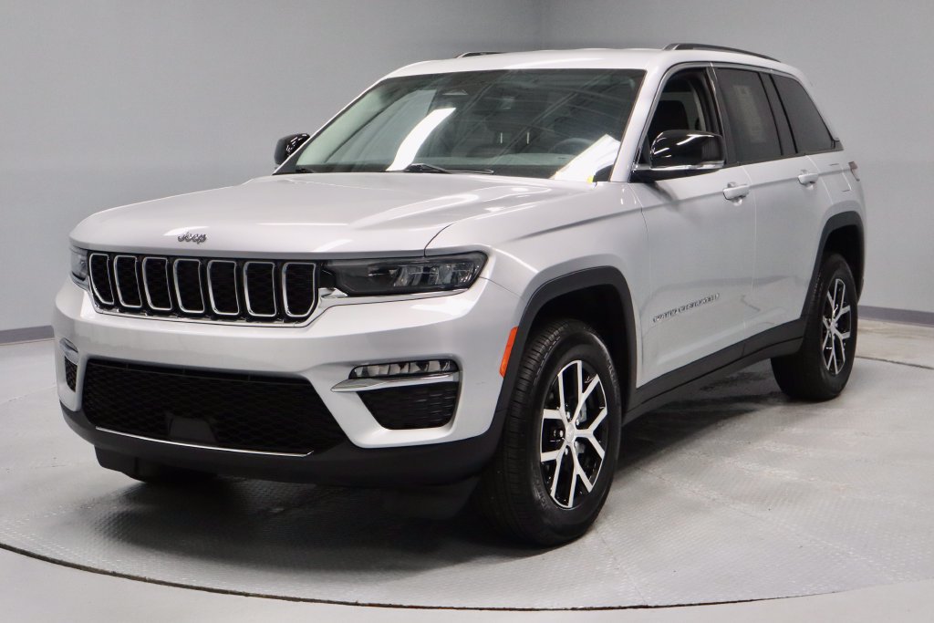 Used 2024 Jeep Grand Cherokee Limited w/ Trailer Tow Package AWD/4WD image 7