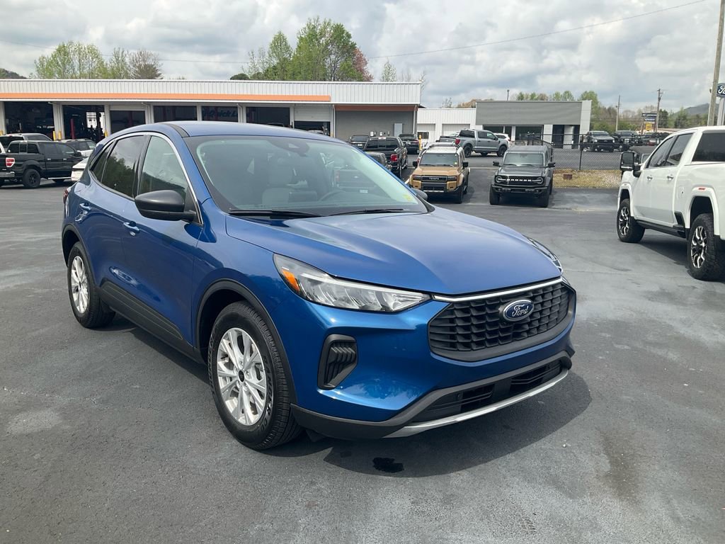 Certified 2023 Ford Escape Active w/ Cold Weather Package FWD image 3