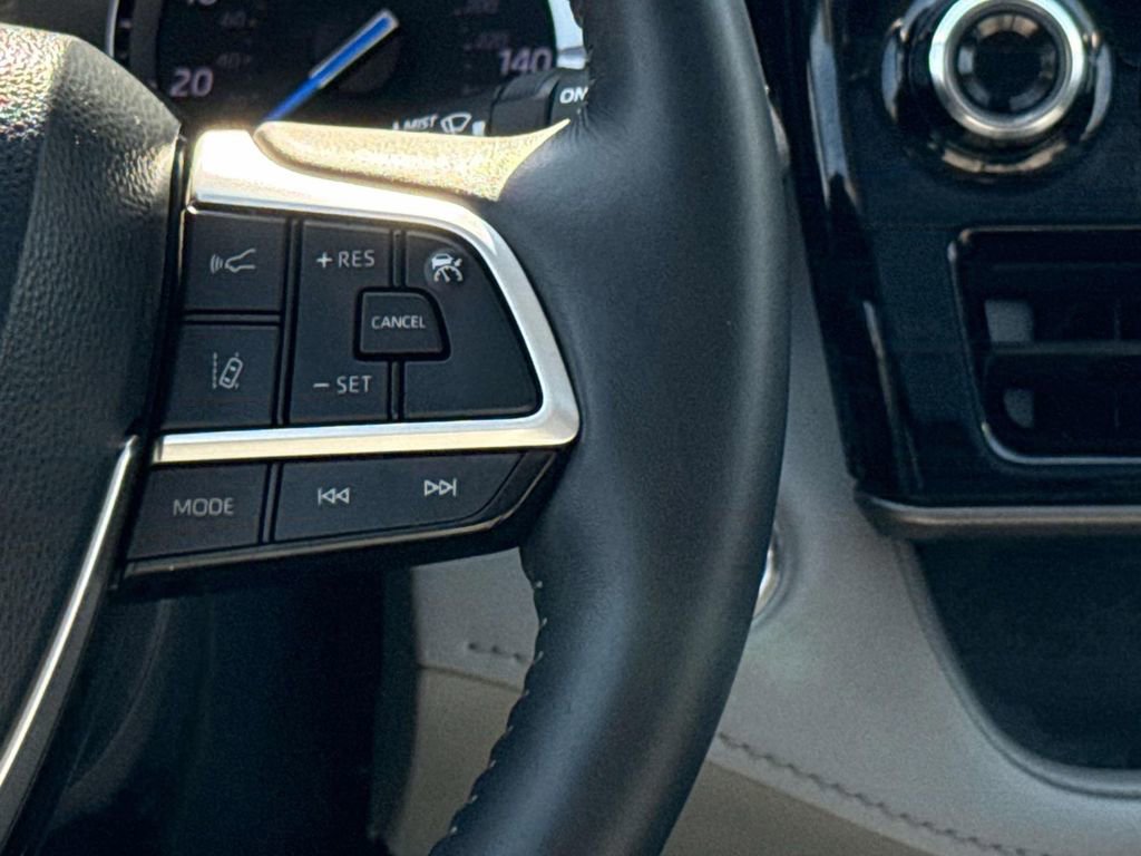 Used 2022 Toyota Highlander Limited image 19