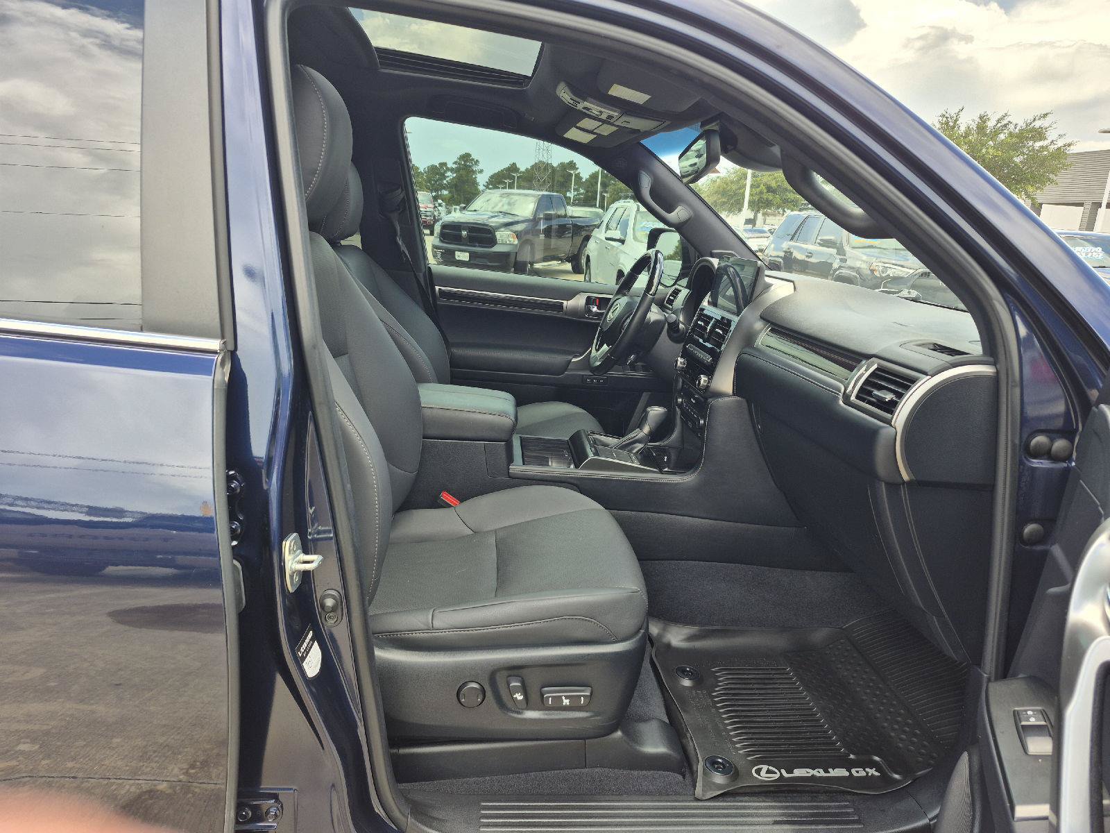 Used 2023 Lexus GX 460 Premium w/ Accessory Package AWD/4WD image 10