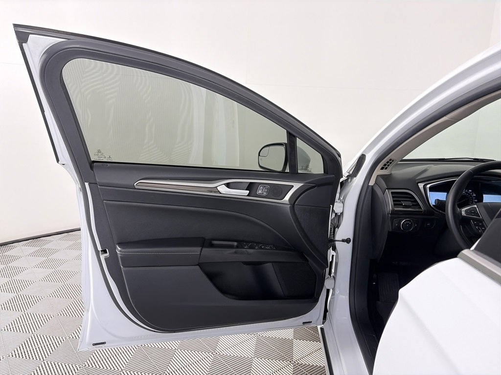 Certified 2018 Ford Fusion SE w/ Fusion SE Technology Package image 10