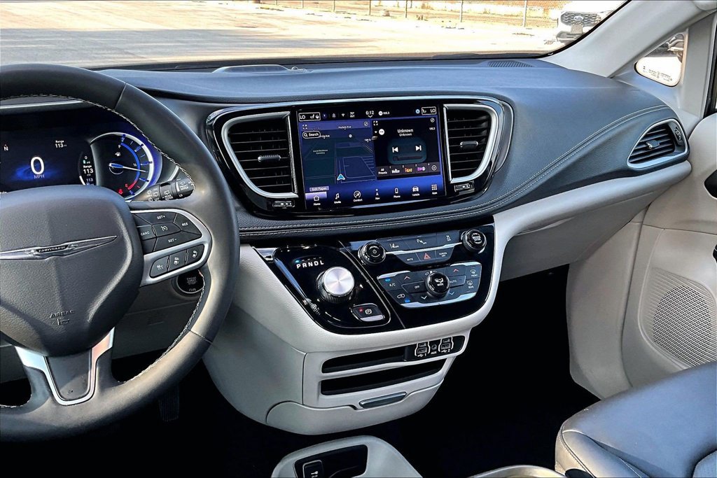 Used 2024 Chrysler Pacifica Limited FWD image 6