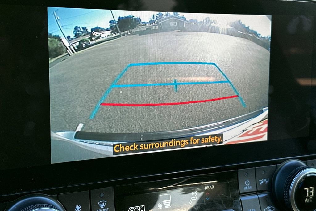 Used 2023 Toyota Highlander XLE AWD/4WD image 16