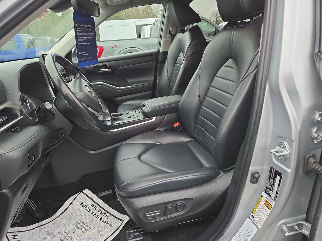 Used 2022 Toyota Highlander XLE AWD/4WD image 6