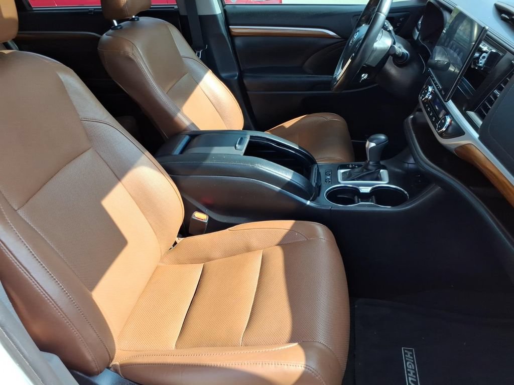 Used 2019 Toyota Highlander Limited FWD image 3