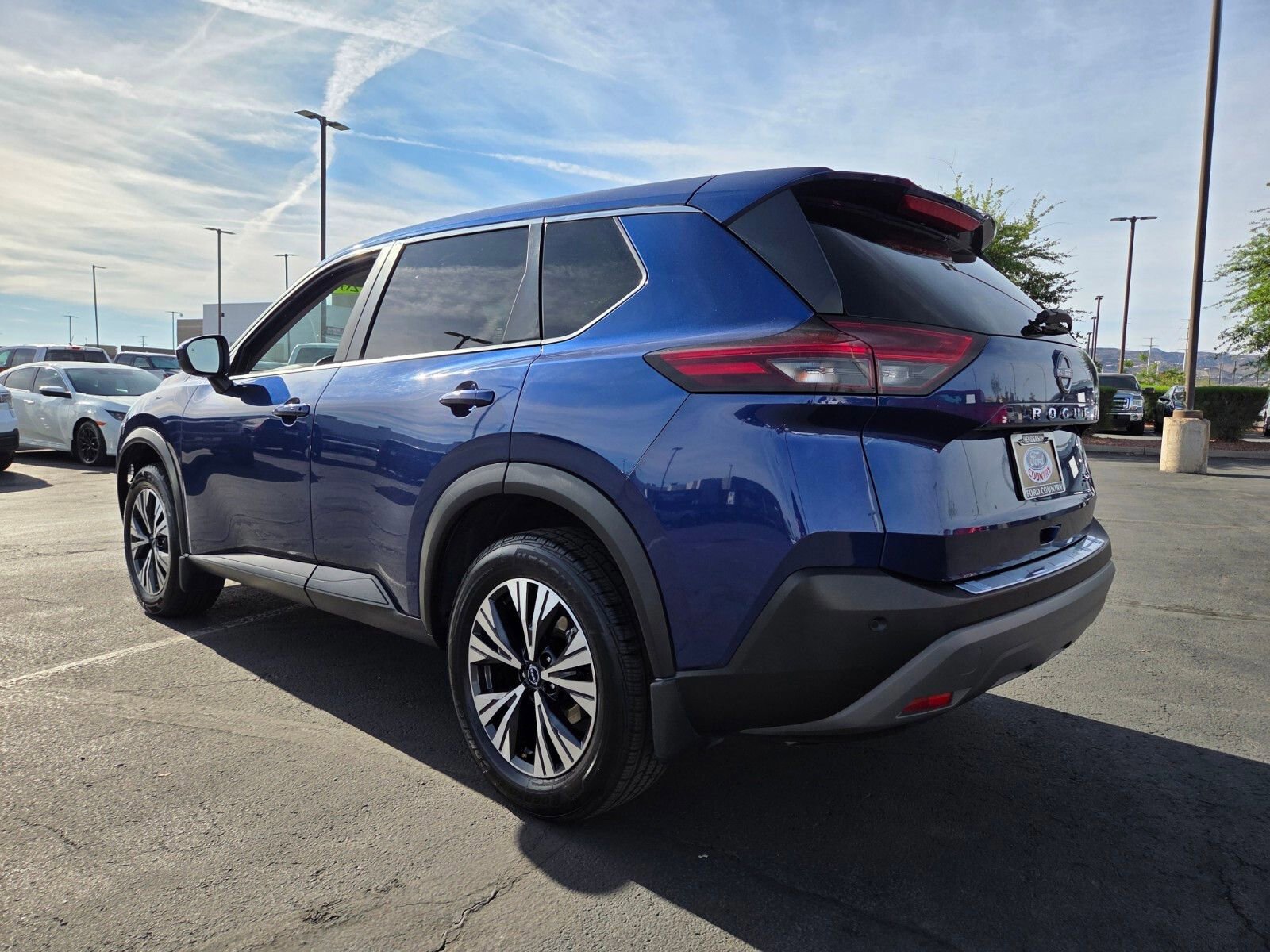 Used 2023 Nissan Rogue SV image 3
