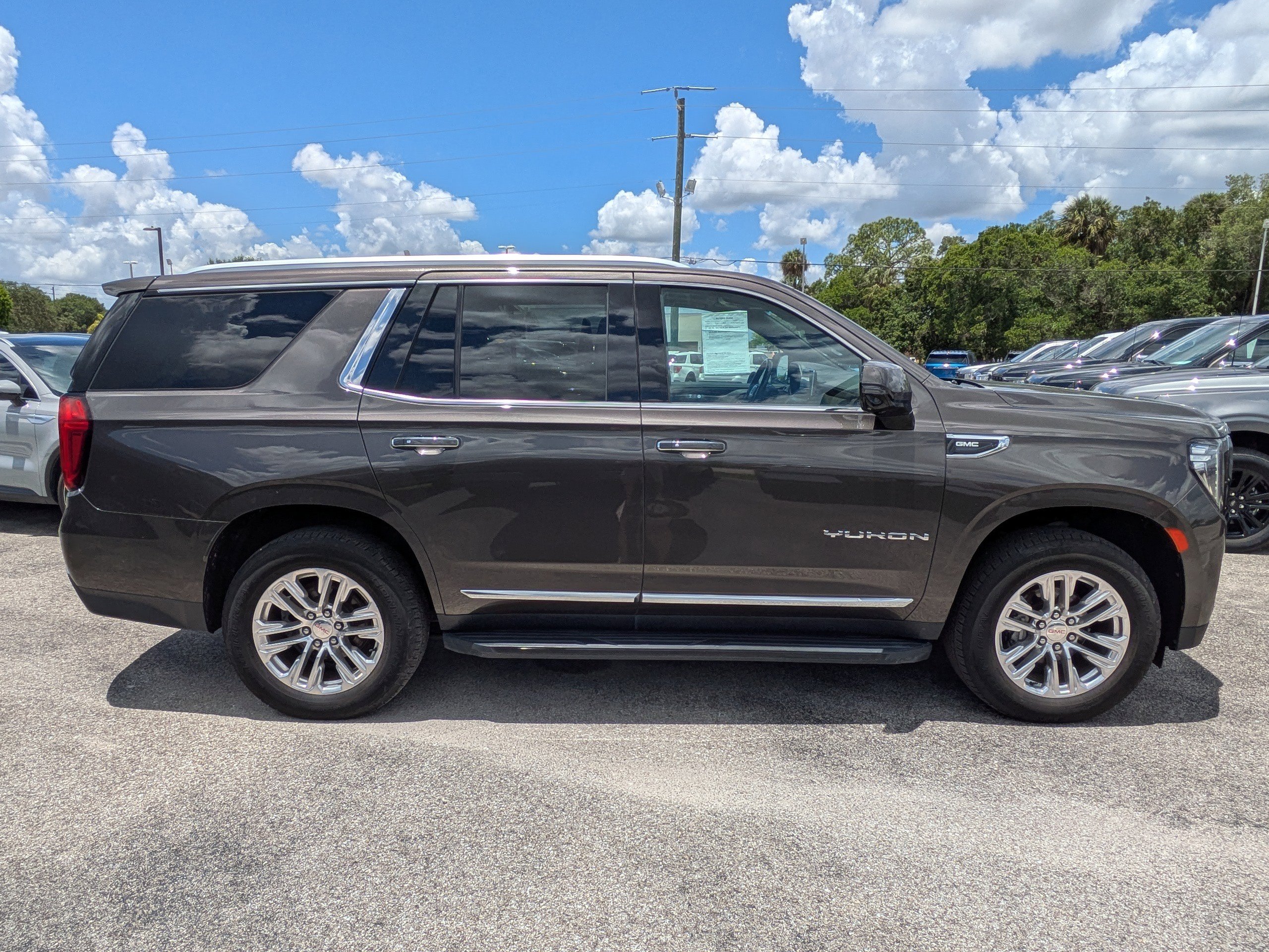 Used 2021 GMC Yukon SLT w/ SLT Premium Package AWD/4WD image 3