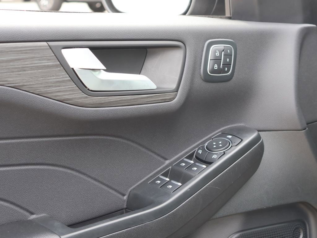 Certified 2025 Ford Escape Platinum image 23