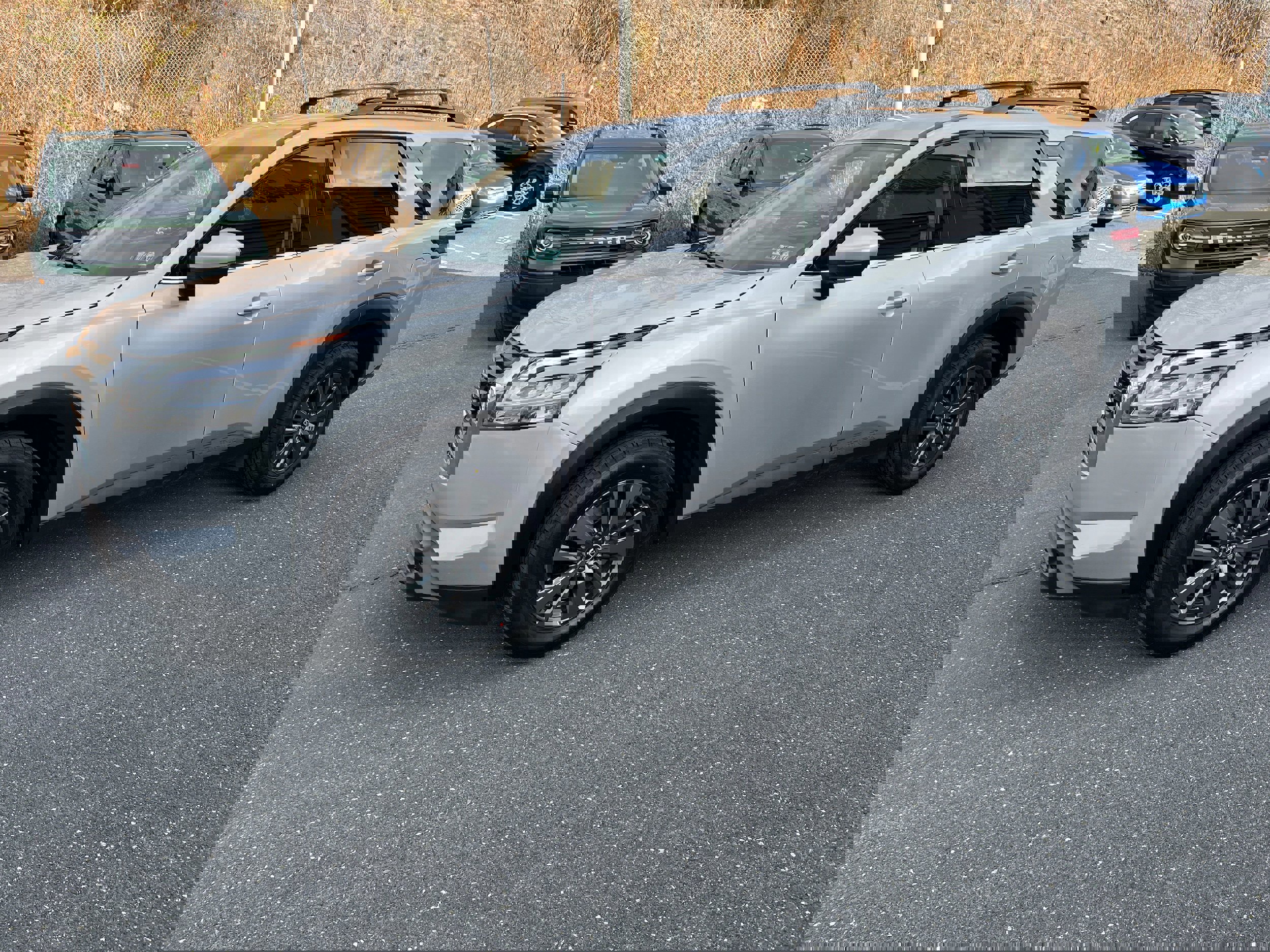 Used 2022 Nissan Pathfinder SV image 2