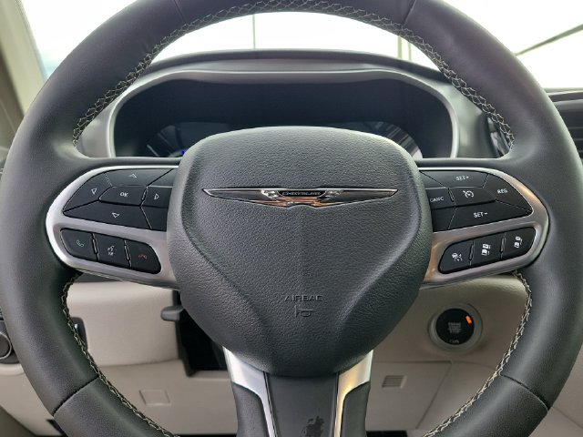 Used 2024 Chrysler Pacifica Limited FWD image 25