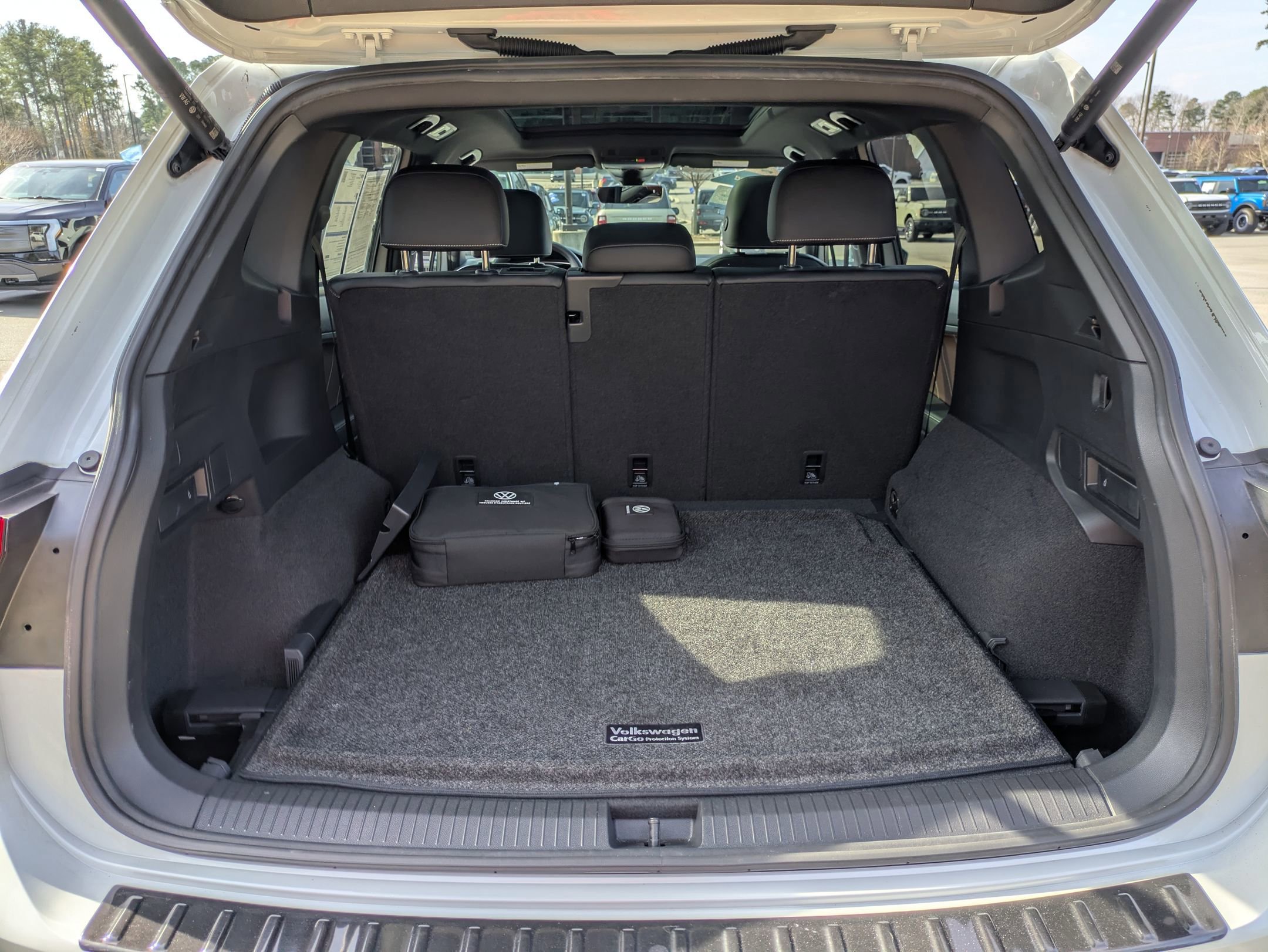 Used 2022 Volkswagen Tiguan SEL R-Line image 36