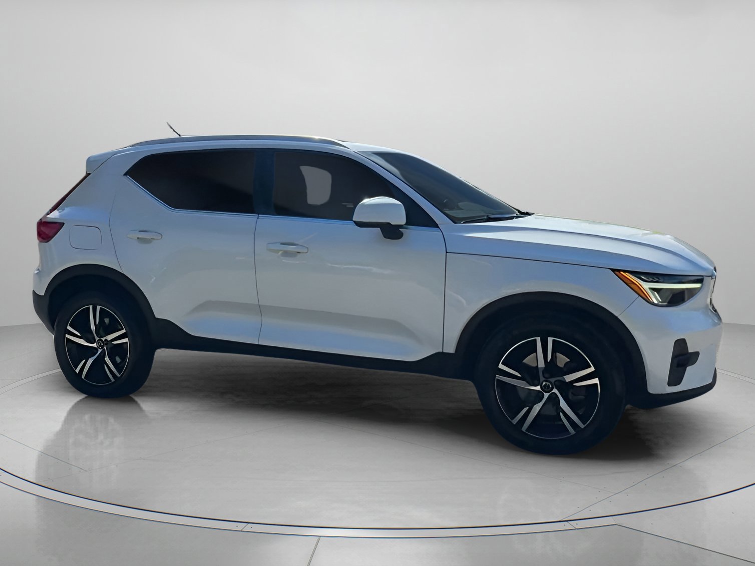 Used 2023 Volvo XC40 B5 Plus image 29